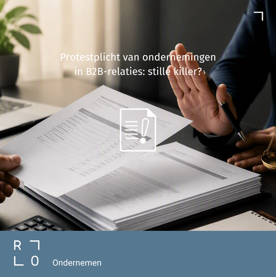 Contracten op tafel met een pen in de hand, illustrerend een artikel over plichten van ondernemingen in B2B-relaties
